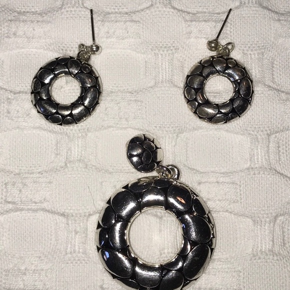 This is a set of earrings with a medallion. - Picture 5 of 6